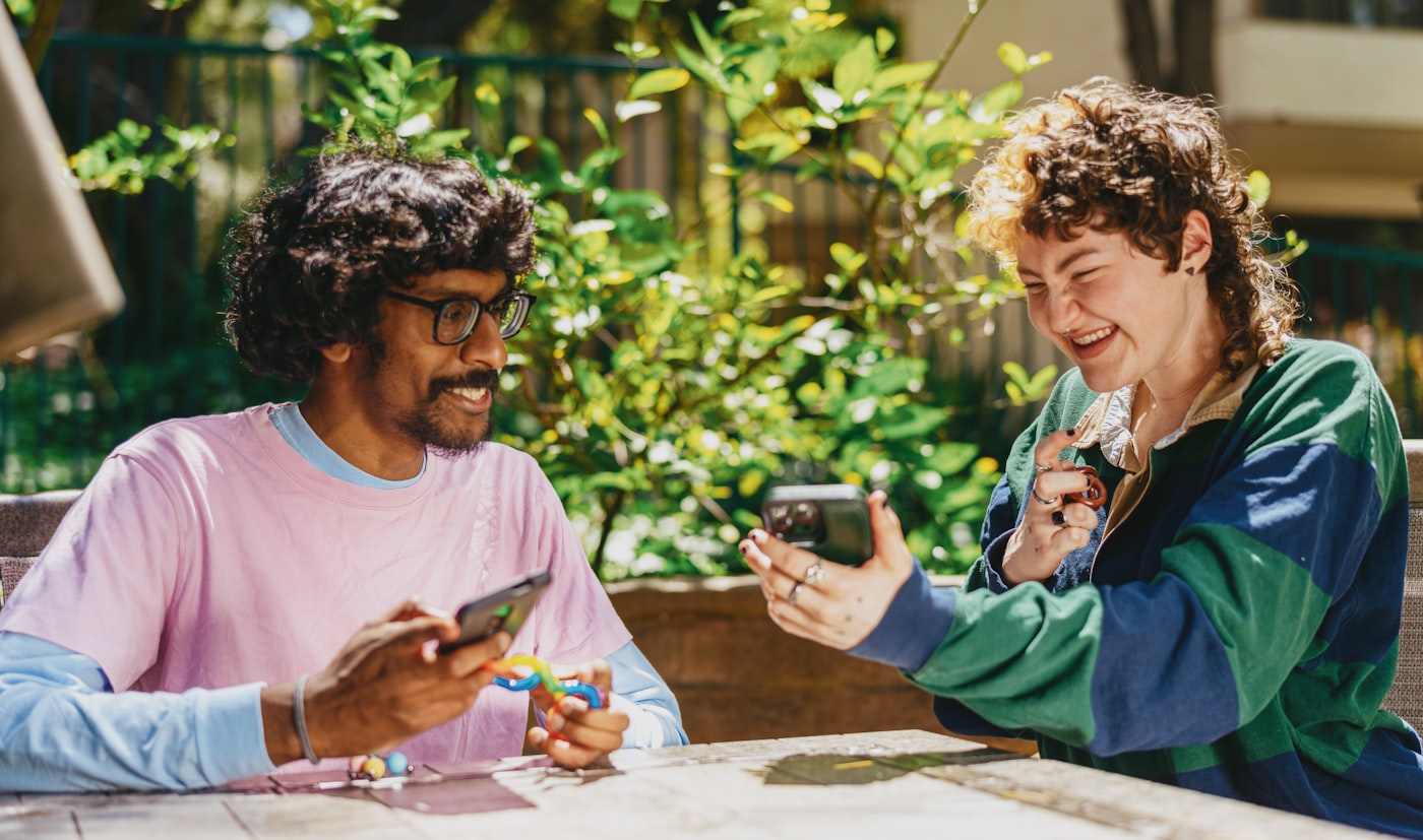 스마트폰으로 함께 소셜 앱을 보는 모습